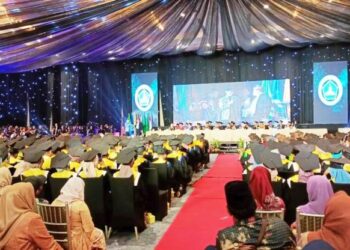 Wisuda ke 21 UMAHA Hadirkan Mbah Kirun Dan Cak Slenthem.