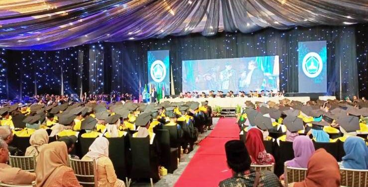 Wisuda ke 21 UMAHA Hadirkan Mbah Kirun Dan Cak Slenthem.