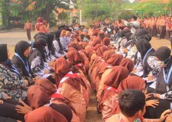 Peringati HGN Siswa SMAN 1 Krembung Lakukan ‘Sungkem’ ke Guru