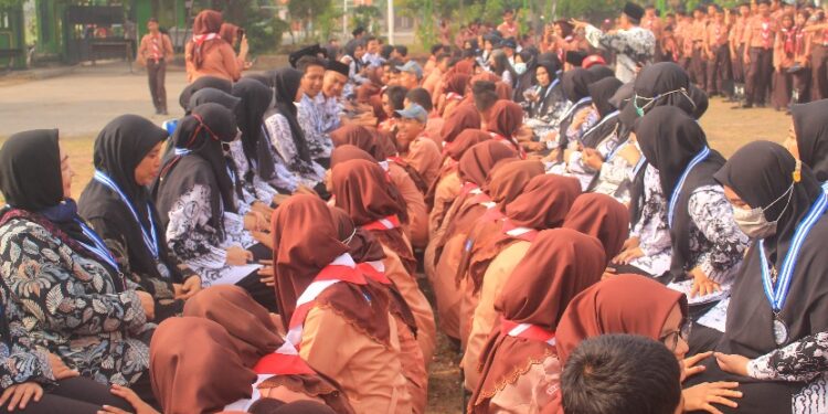 Peringati HGN Siswa SMAN 1 Krembung Lakukan ‘Sungkem’ ke Guru