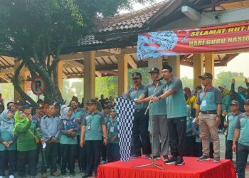 Peringati HGN, Bupati Sidoarjo Berangkatkan Ribuan Guru Peserta Jalan Sehat