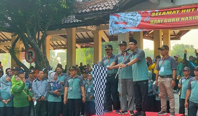 Peringati HGN, Bupati Sidoarjo Berangkatkan Ribuan Guru Peserta Jalan Sehat