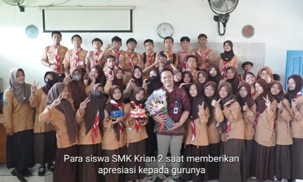 Peringatan HGN Siswa SMK Krian 2 Beri kejutan Kepada Gurunya