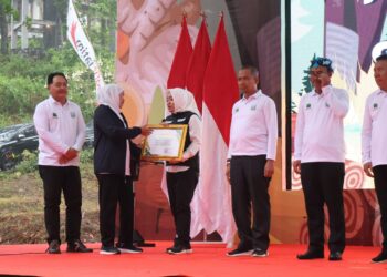 Gubernur Khofifah Serahkan Penghargaan Kepada Bupati Ikfina Atas Kontribusi KUPS, KTH, dan LMDH