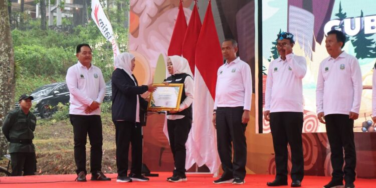 Gubernur Khofifah Serahkan Penghargaan Kepada Bupati Ikfina Atas Kontribusi KUPS, KTH, dan LMDH