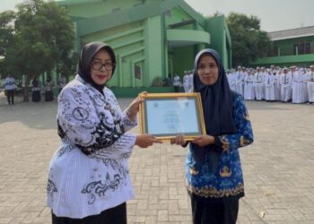 SMAN 3 Sidoarjo Beri Penghargaan Guru dan Karyawan Yang Mengabdi Puluhan Tahun