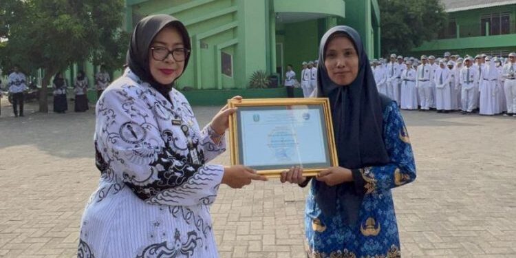 SMAN 3 Sidoarjo Beri Penghargaan Guru dan Karyawan Yang Mengabdi Puluhan Tahun