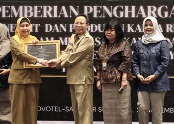 Disperpusip Beri Penghargaan KCKR Kepada Diskominfo Jatim