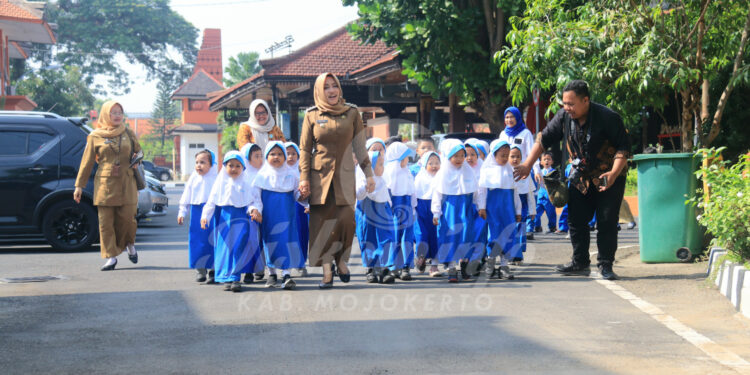 Bupati Ikfina Kenalkan leadership Kepada Siswa Siswi TK Soko