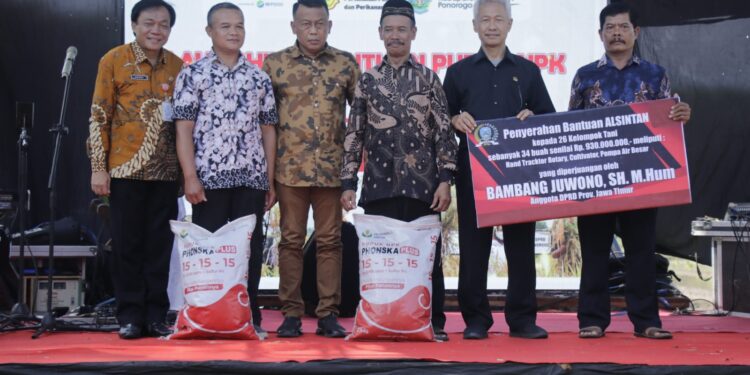 Bupati Ponorogo Serahkan Bantuan Pupuk NPK ke Petani Desa Ngasiman Jetis
