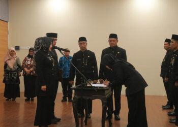 Bupati Ikfina Ambil Sumpah Janji 30 Guru di Kabupaten Mojokerto