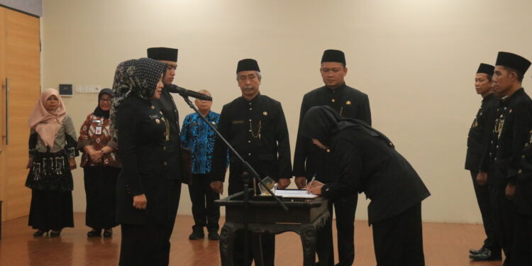 Bupati Ikfina Ambil Sumpah Janji 30 Guru di Kabupaten Mojokerto