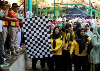 Camat dan PGRI Tulangan Buka Mlaku Bareng Bersama Ribuan Guru