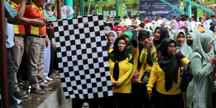 Camat dan PGRI Tulangan Buka Mlaku Bareng Bersama Ribuan Guru