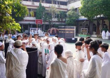 Dengan Miniatur Ka’bah SMPN 3 Sidoarjo Lakukan Manasik Haji di Halaman Sekolah