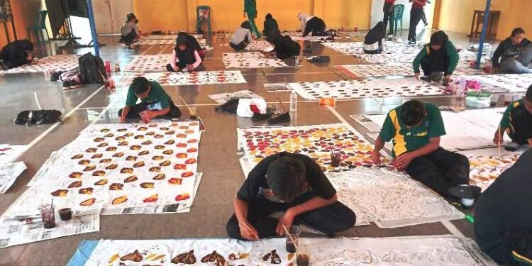 Ratusan Siswa SMP Negeri 1 Sedati Lestarikan Kearifan Lokal Membuat ‘Batik’