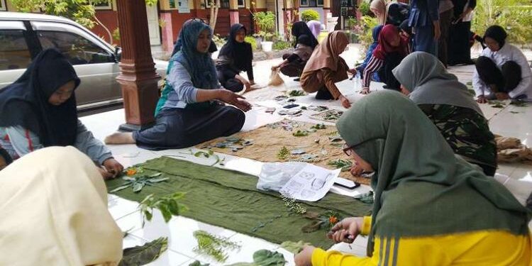 SMP Negeri 1 Tanggulangin Latih Siswanya Buat Kerajinan Tas