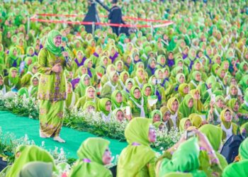 Sambut Hari Ibu 2023, Gubernur Khofifah Bersama Ribuan Muslimat NU Lakukan Dzikir dan Doa