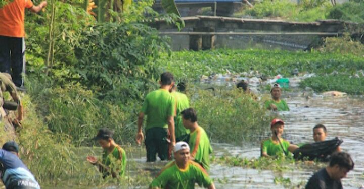 Wujudkan Cinta Rasul, Ratusan Siswa SHW YPM Lakukan Bersih Bersih Kali