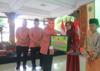 Bupati Ikfina Serahkan Beasiswa Rp 1,1 Miliar Untuk Siswa dan Mahasiswa Mojokerto