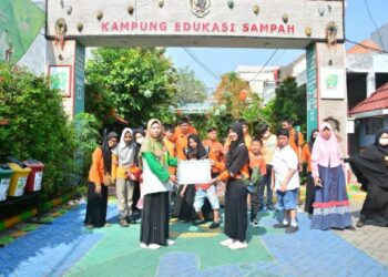 Siswa PKBM Lentera Fajar Lakukan Pembelajaran di Kampung Edukasi Sampah