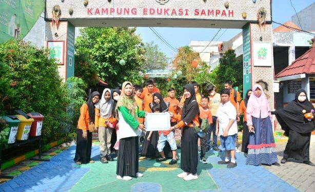 Siswa PKBM Lentera Fajar Lakukan Pembelajaran di Kampung Edukasi Sampah