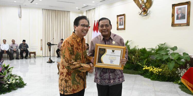 ITS Kembali Meraih Piagam Penghargaan Badanh Publik dengan Kualifikasi Informatif dari Wakil Presiden