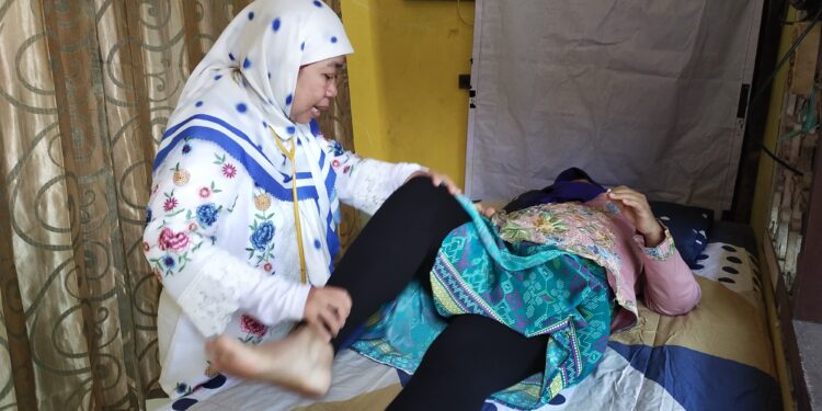 Peringati Hari Ibu Anggota Komisi B DPRD Surabaya Gelar Pengobatan Gratis
