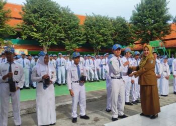 Siswa SMA Negeri 1 Tarik Tanam 50 Bibit Tanaman Tabebuya