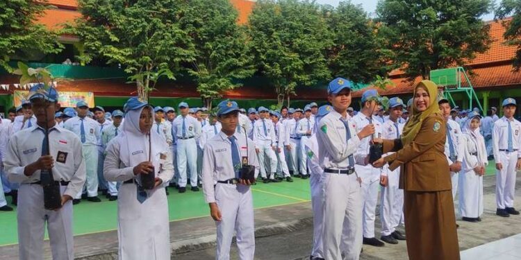 Siswa SMA Negeri 1 Tarik Tanam 50 Bibit Tanaman Tabebuya