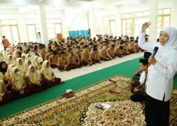 Usai Doa Bersama, Gubernur Khofifah Beri Motivasi Siswa SMAN 1 Sidoarjo