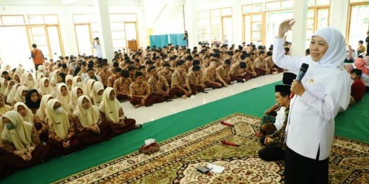 Usai Doa Bersama, Gubernur Khofifah Beri Motivasi Siswa SMAN 1 Sidoarjo