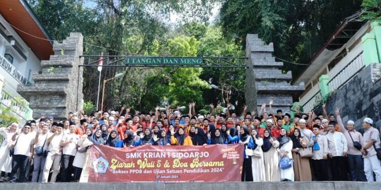 Jelang Ujian Sekolah Siswa XII SMK Krian 1 Sidoarjo Lakukan Ziarah Wali 5 dan Do’a Bersama