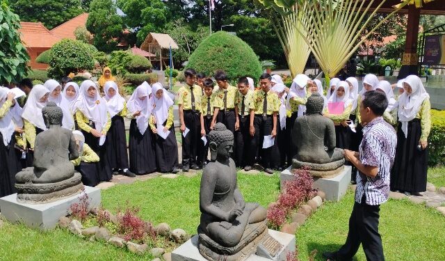 Implementasikan P5 Bhinneka Tunggal Ika Siswa SMP PGRI 1Buduran Belajar Kakawin Sutasoma