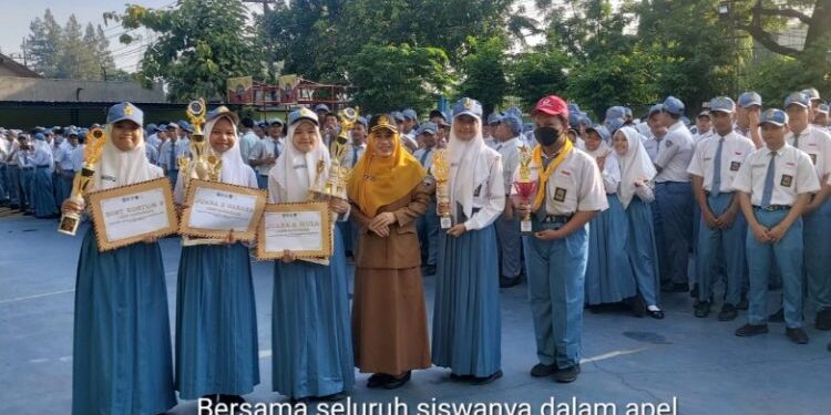 Awal Tahun 2024 SMAN 1Taman Beri Penghargaan Kepada 33 Siswa Berprestasi