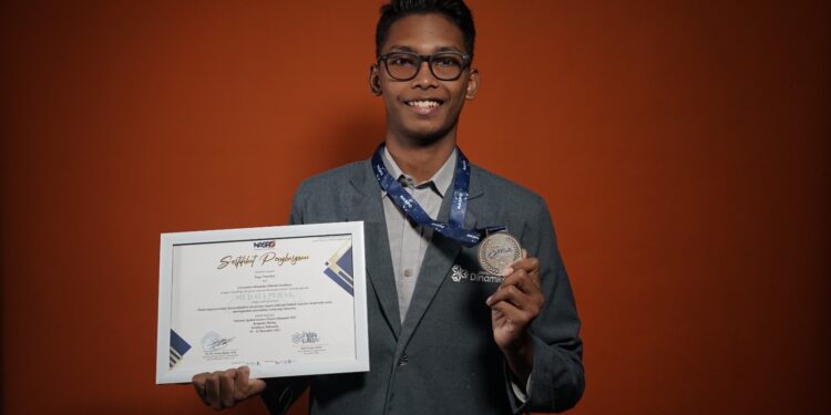 Tegar Prasetyo, Mahasiswa Undika Ciptakan Jam Tangan Tactile Dari Limbah Kayu