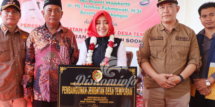 Bupati Ikfina Resmikan Jembatan Pertanian Desa Tempuran