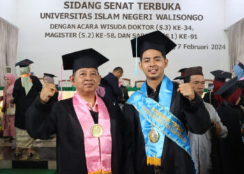 Bapak dan Anak ikuti wisuda Bersama di UIN Walisongo
