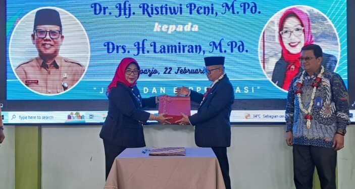 Kepala SMAN 2 Sidoarjo menggantikan Drs. Digdo Santoso, M.Pd