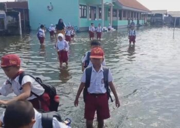 Genangan Air Sampai 20 cm, KBM di SDN Banjarasri Pulang Lebih Awal