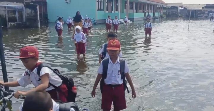 Genangan Air Sampai 20 cm, KBM di SDN Banjarasri Pulang Lebih Awal