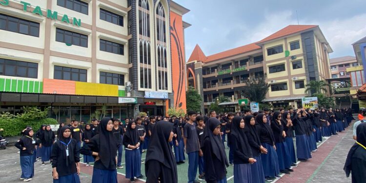 Flashmob Siswa SMP YPM 1 Taman Datangkan Mobil Damkar