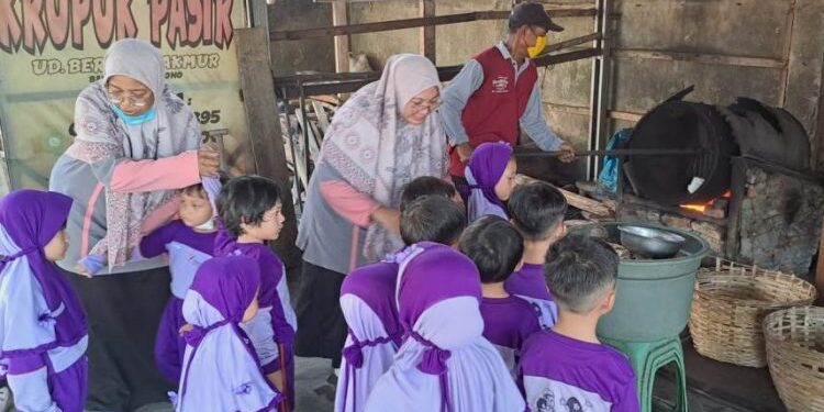 KB-TK Nufi Ajak Siswa Berkunjung ke Tempat Wirausaha Produk Kearifan lokal