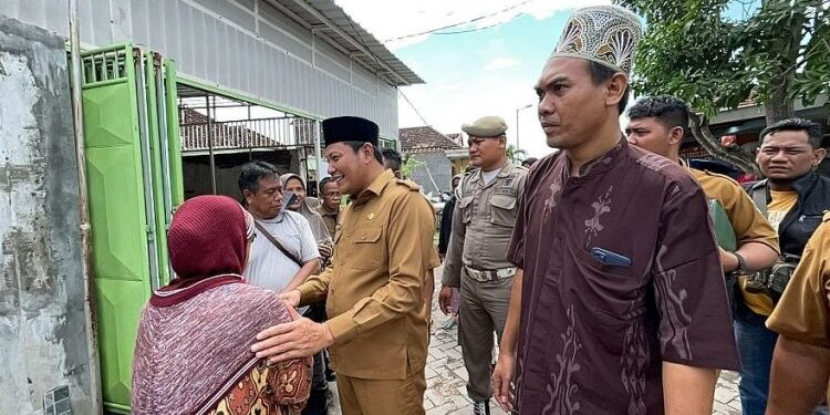 Wabup Subandi, Kunjungi Warganya Yang Terkena Angin Puting Beliung di Prambon
