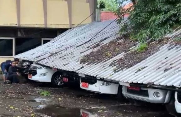 Hujan Deras, Mobil Dinas Staf Ahli Bupati, Tertimpa Kanopi