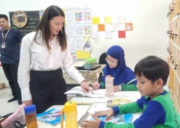 Miss Anabel Lihat Pembelajaran Buku Collins di SD Al Falah Darussalam 2 ICP