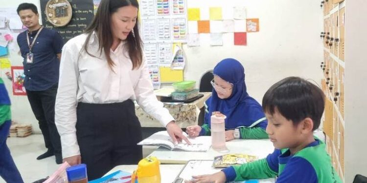 Miss Anabel Lihat Pembelajaran Buku Collins di SD Al Falah Darussalam 2 ICP