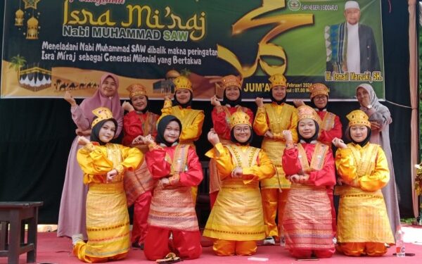 SMPN 3 Sidoarjo Peringati Isra’ Mi’raj Dimeriahkan Dengan Tari Saman