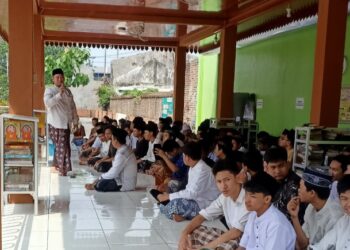 Ribuan Siswa SMK Kartika 2 Mondok di Pesantren Al Falah Panji