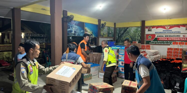 PLN Salurkan 150 Paket Bantuan Korban Gempa di Bawean